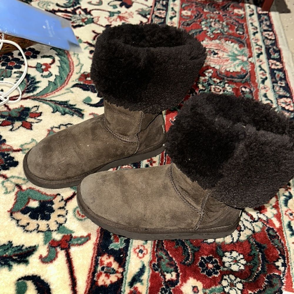 UGG SIZE 7 - Picture 3 of 7
